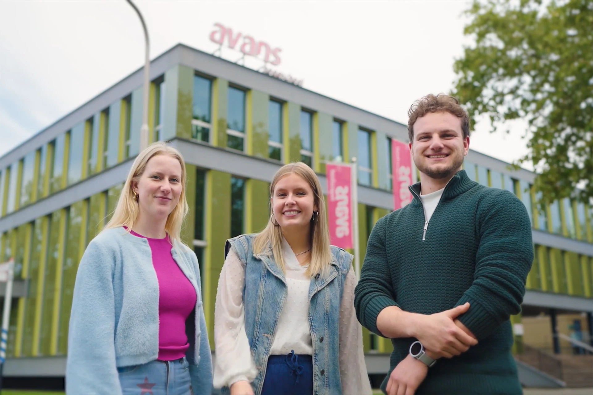 3 Avansstudenten staan voor het gebouw van Avans in Tilburg