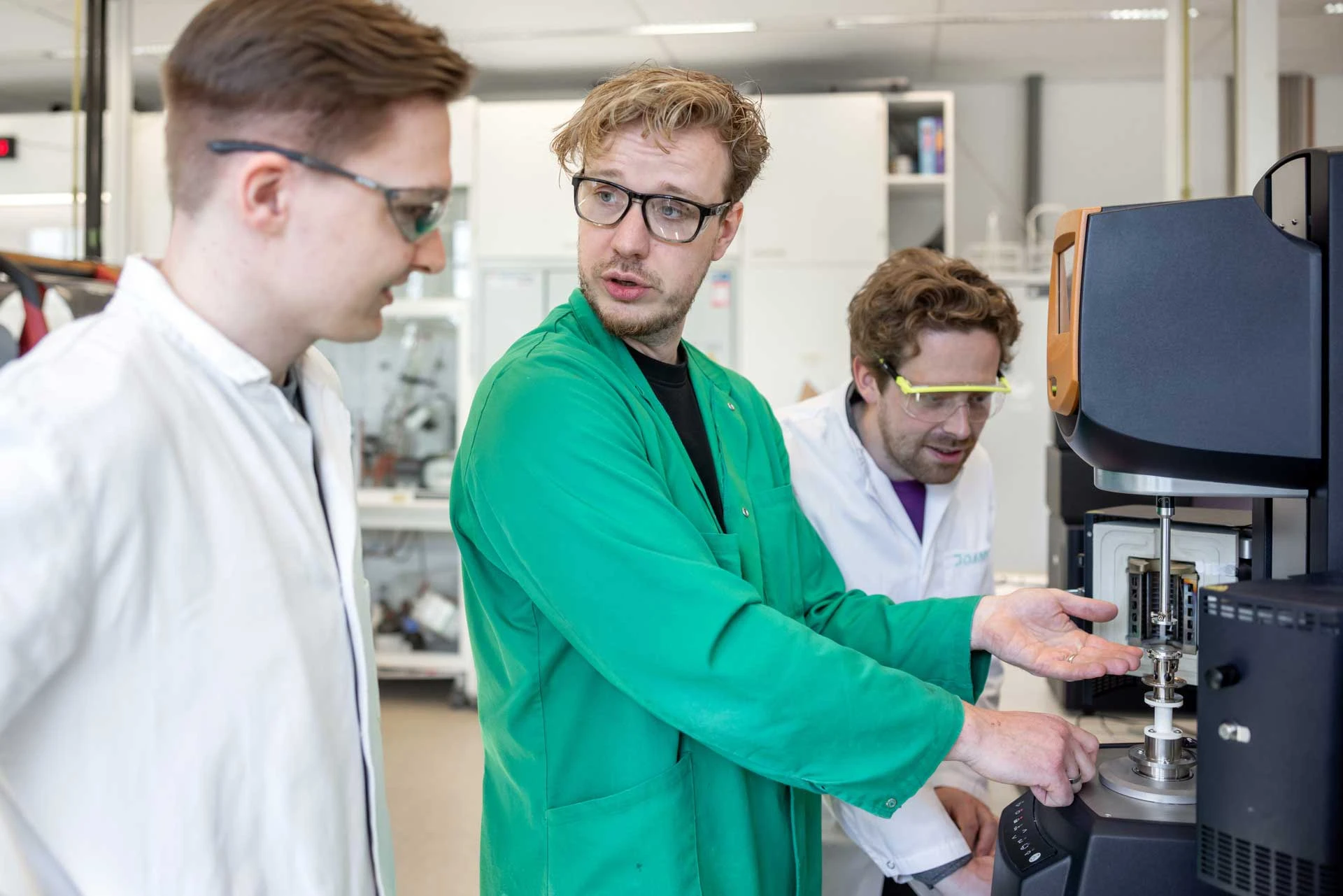 3 personen werken samen in een laboratorium