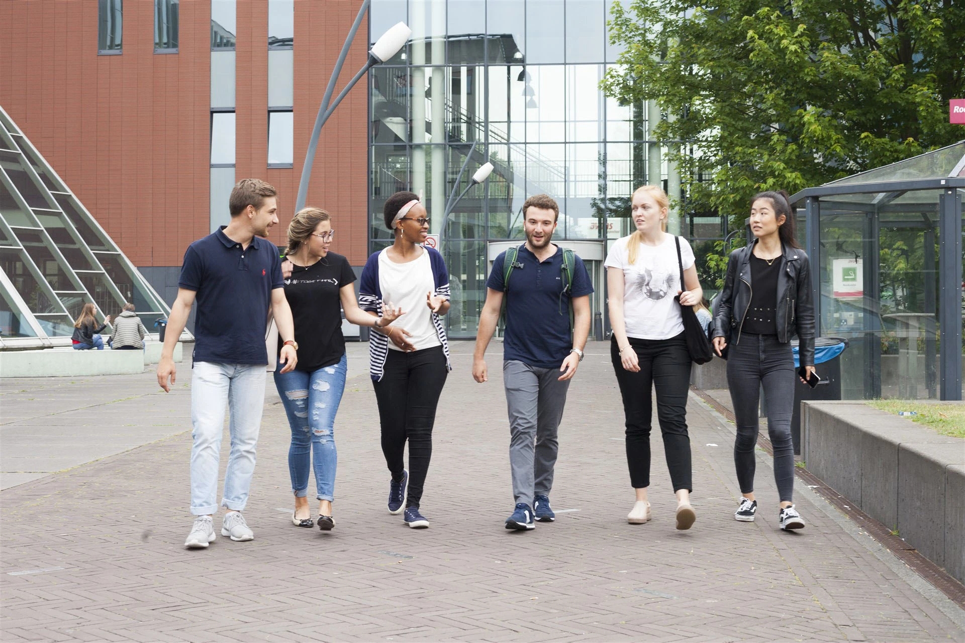 Groep Avansstudenten die op het terrein van de campus lopen in Breda