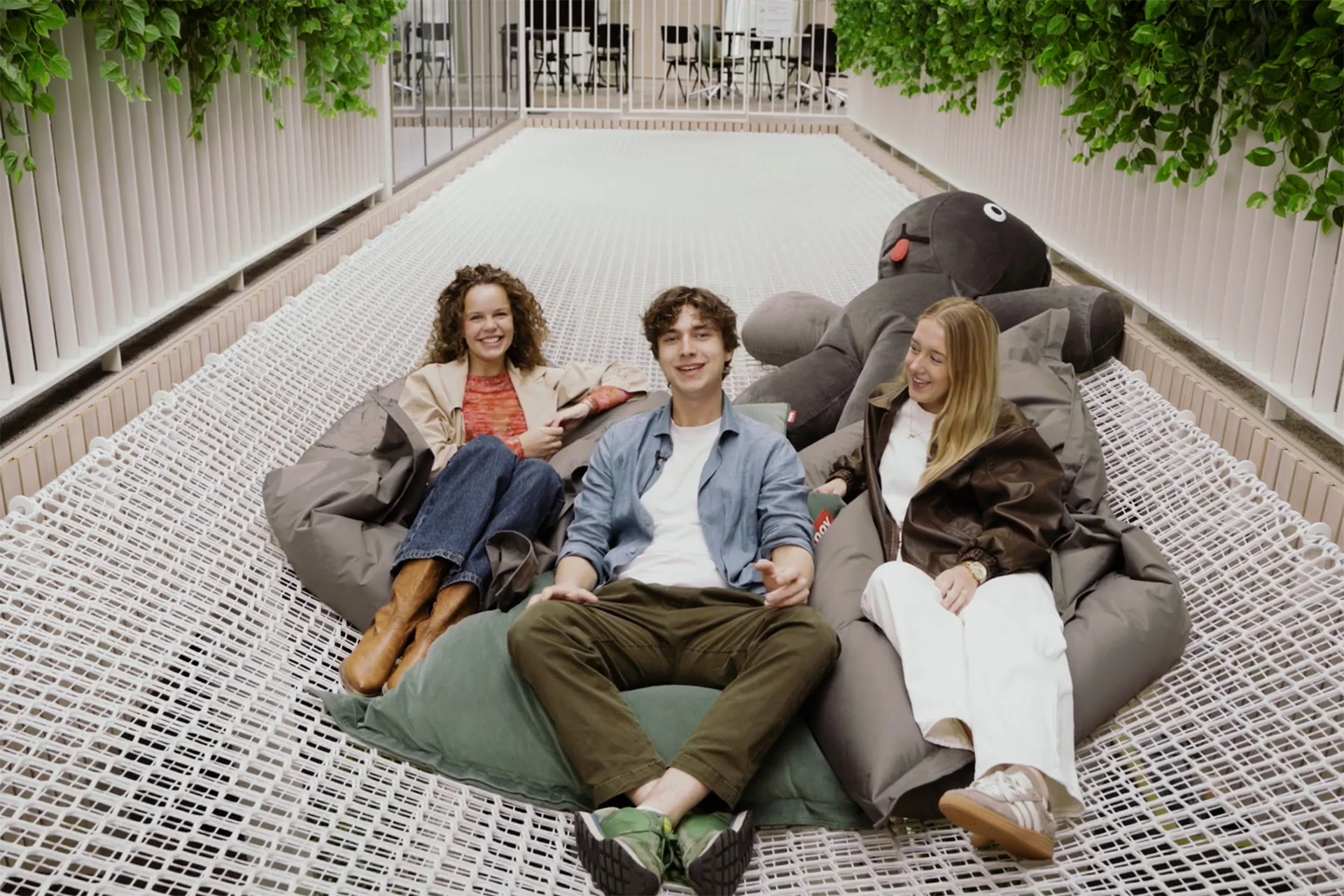 3 Avansstudenten zitten op een zitzak