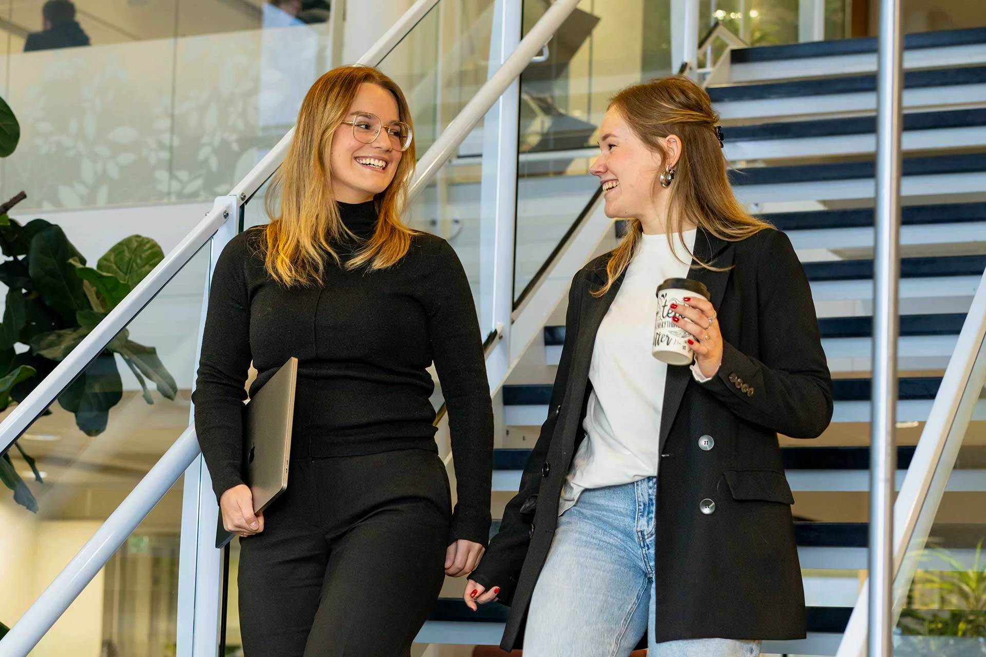 2 studenten van Ondernemerschap & Retail Management bachelor deeltijd lopen de trap af bij Avans Hogeschool
