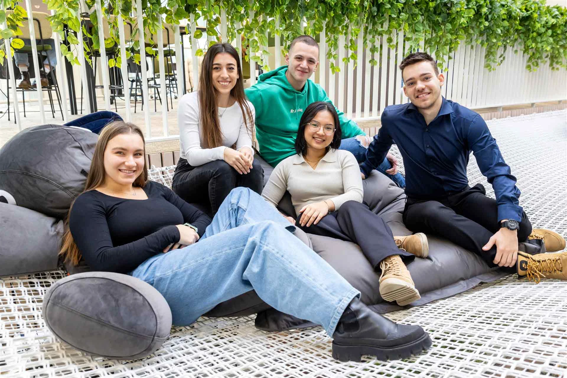 5 Avans studenten zitten bij elkaar op zitzakken.
