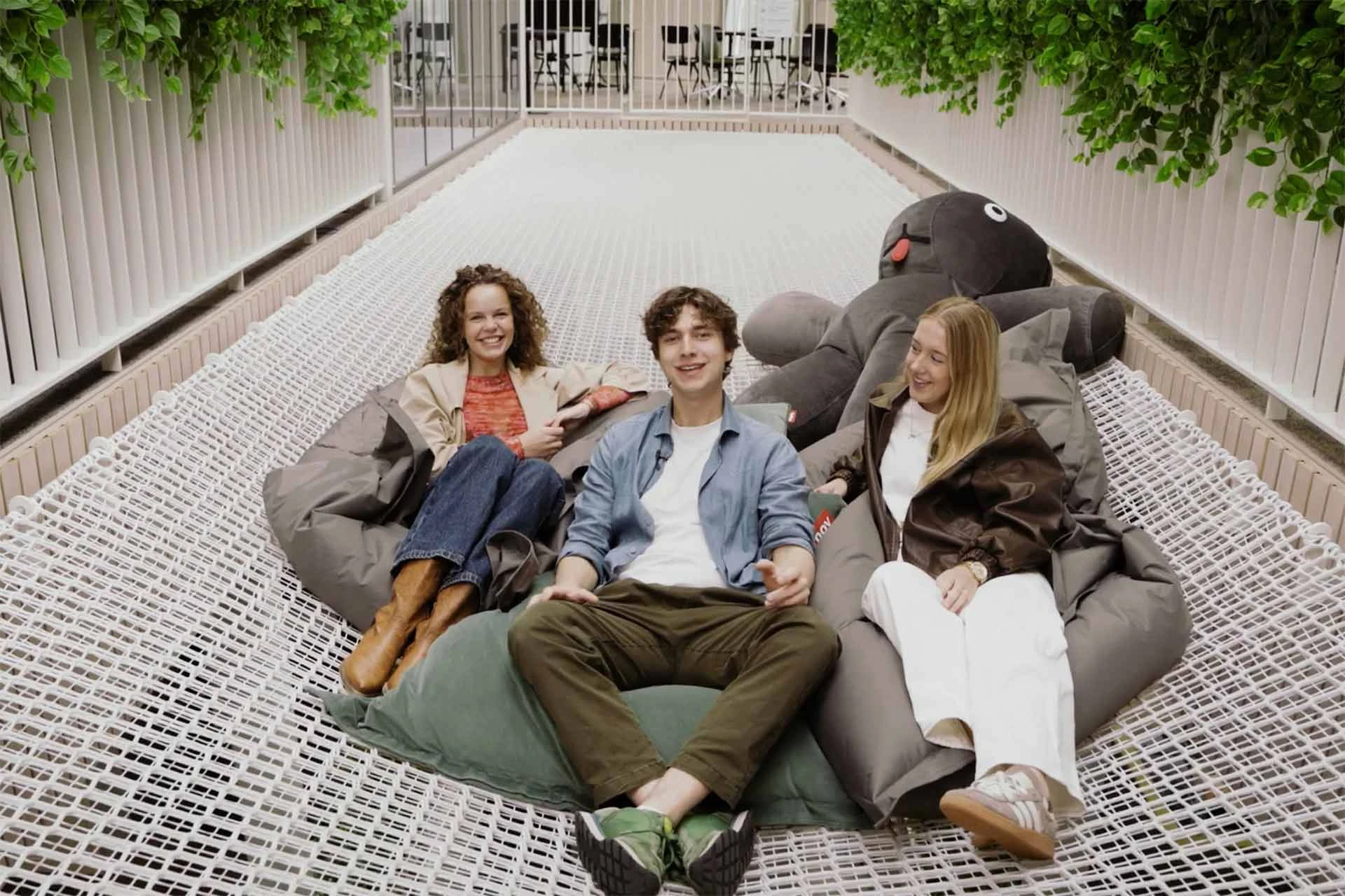 3 Avansstudenten zitten op een zitzak