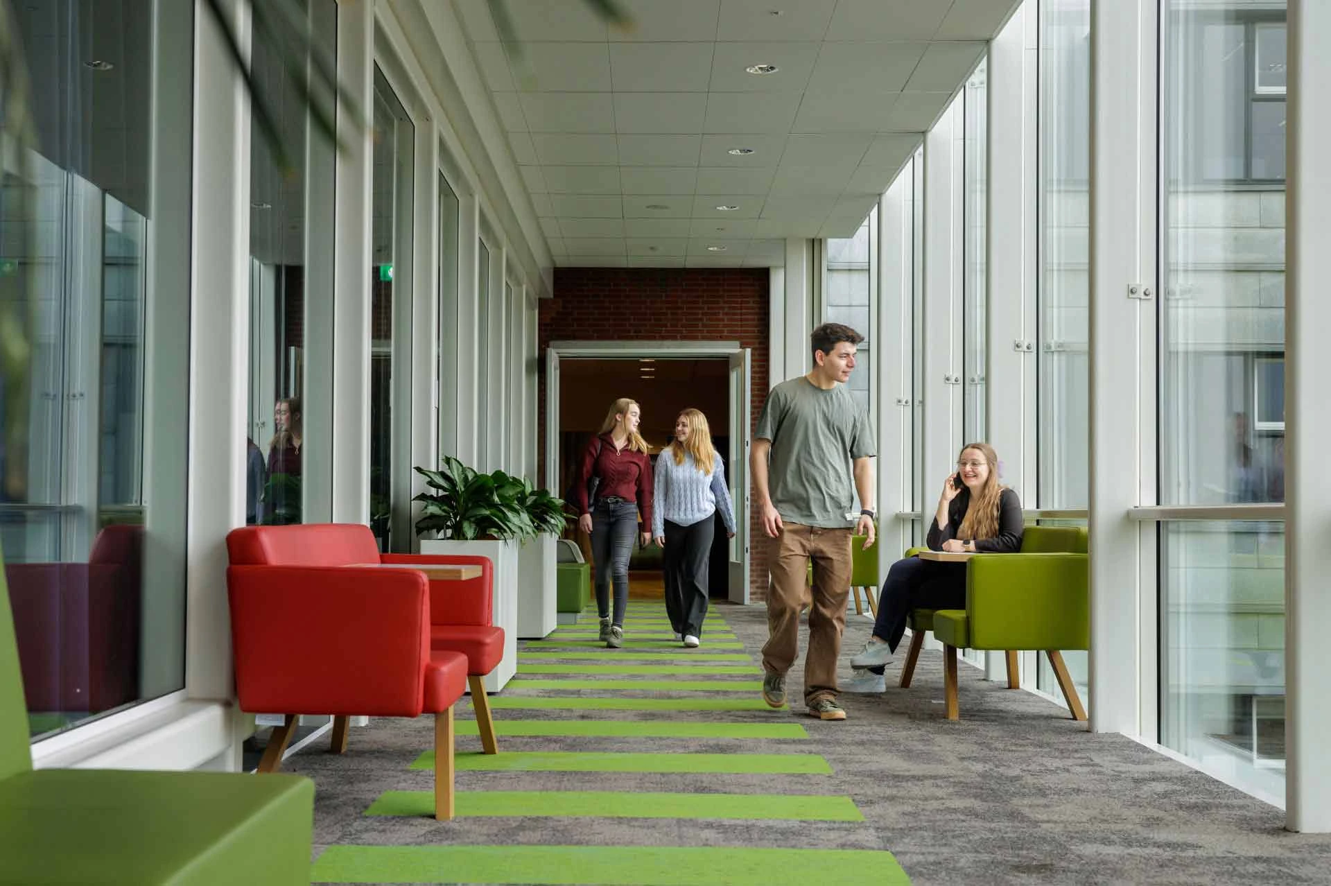Studenten lopen door de gang van het Avansgebouw