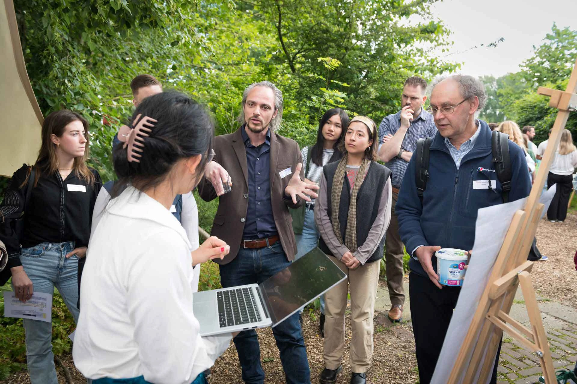 Groep studenten en onderzoekers zijn in gesprek over Brede Welvaart en Nieuw Ondernemerschap