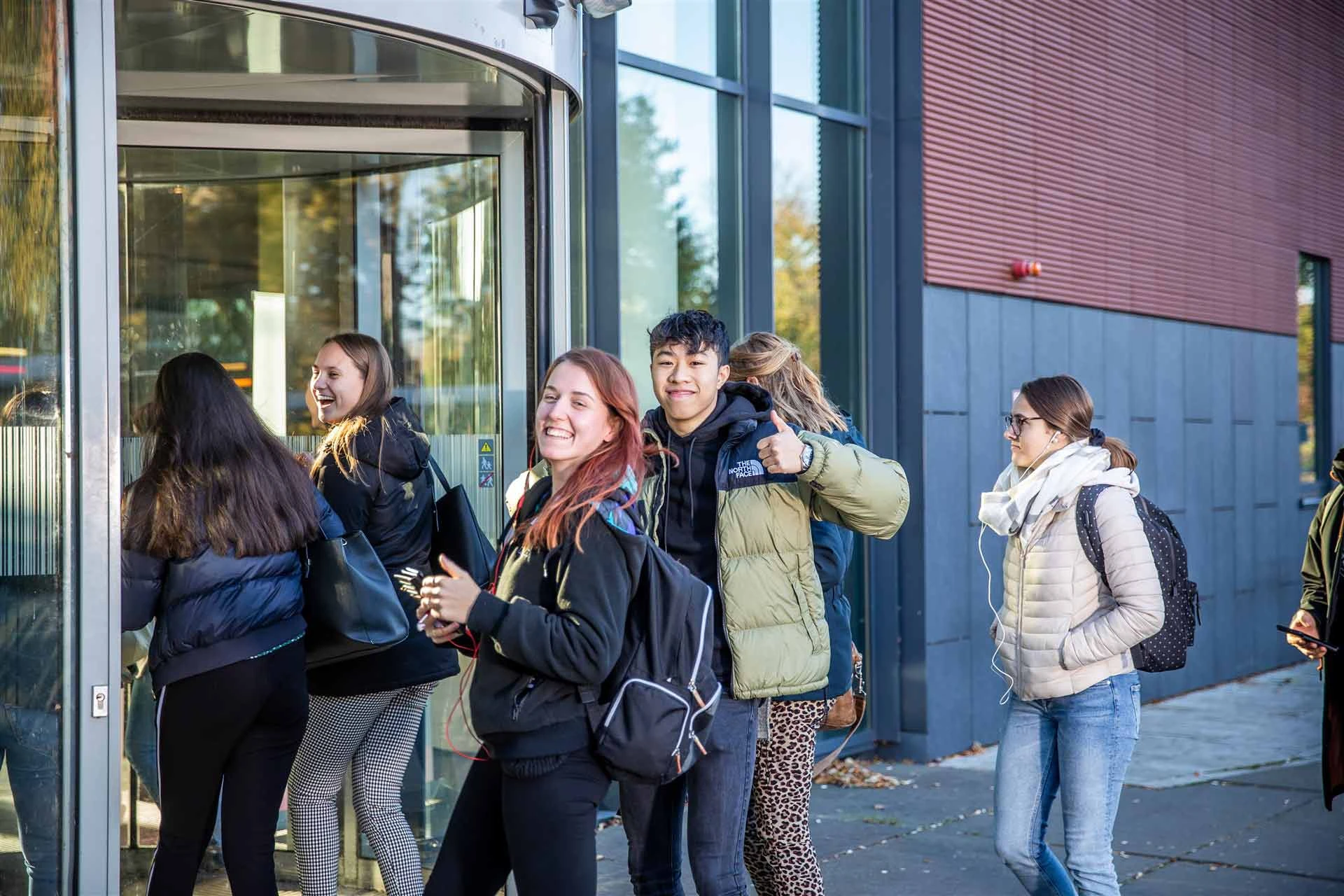 Studenten van Avans lopen via de draaideur het schoolgebouw in