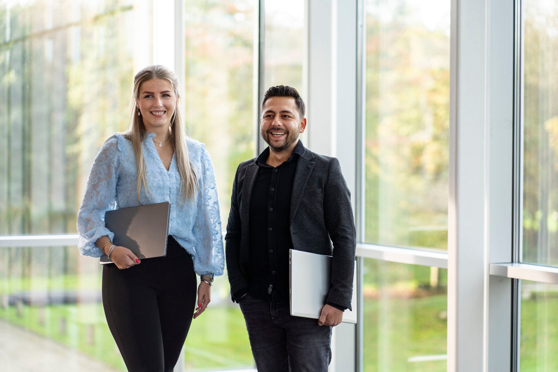 2 masterstudenten van AI translator staan naast elkaar
