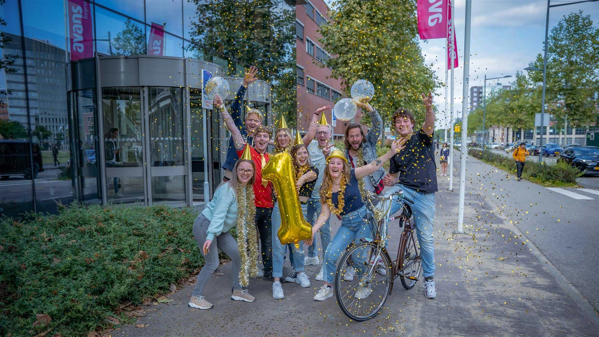 Groep Avansstudenten met confetti en ballonnen