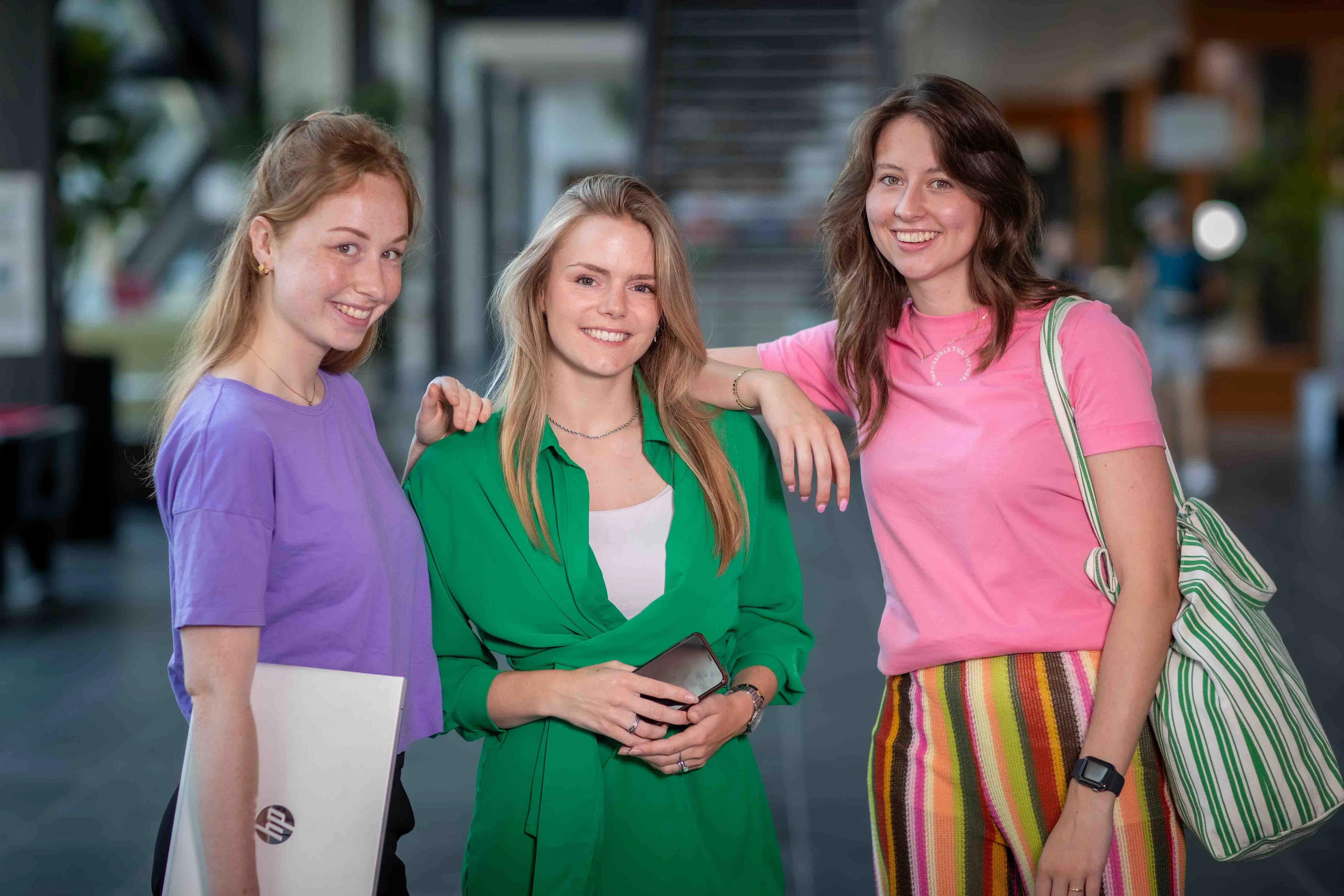 3 students are standing in the hallway at the Avans location in Breda