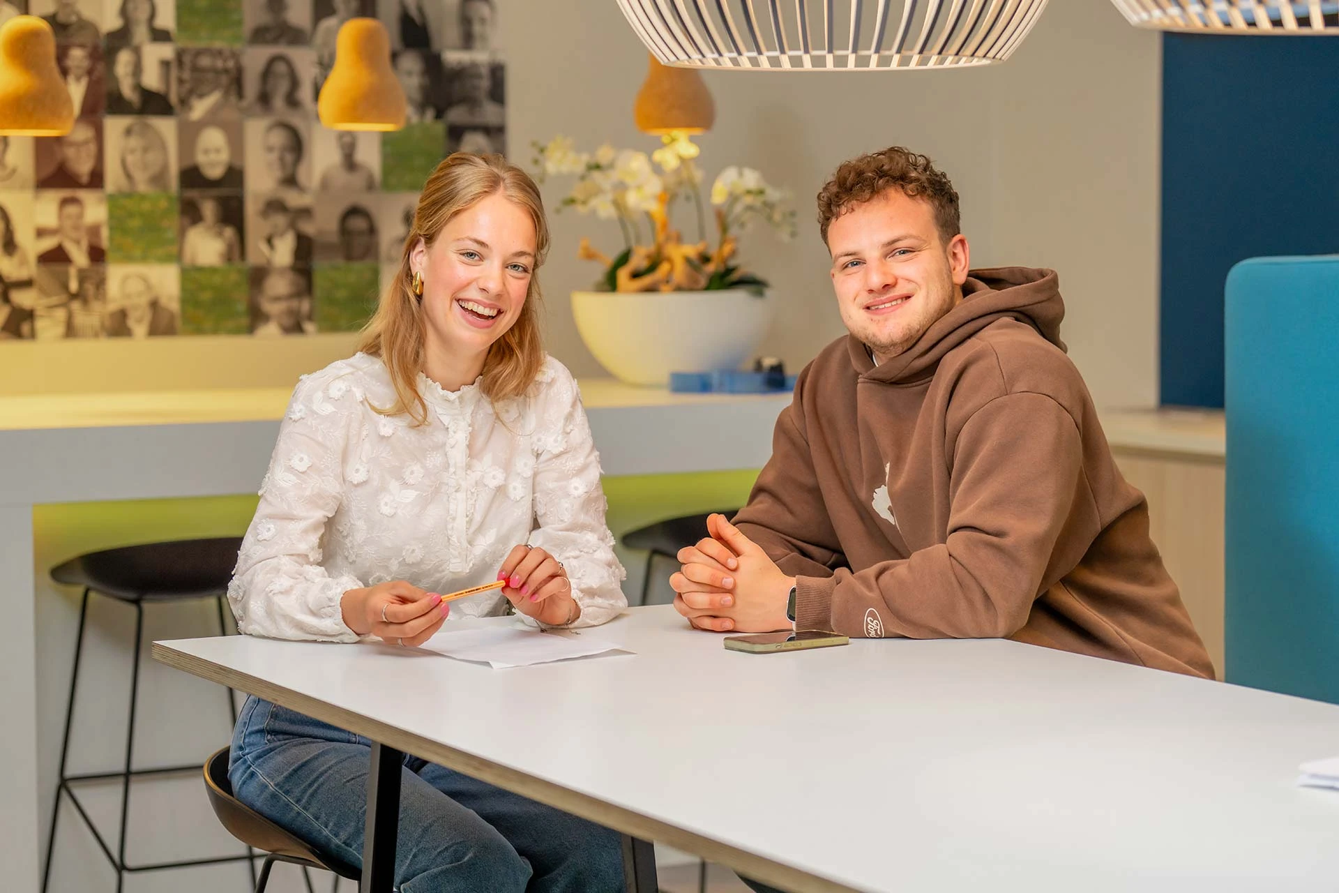  2 studenten zitten samen aan een tafel bij Avans Hogeschool