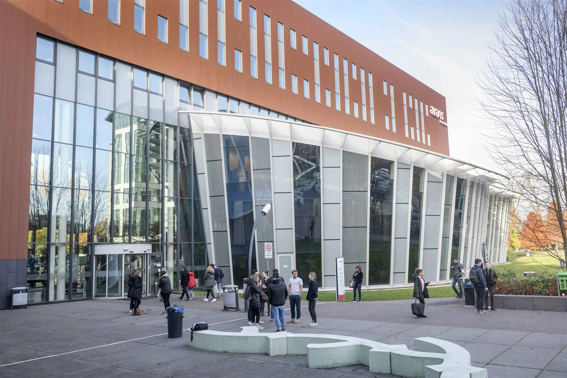 Ingang van de Hogeschoollaan 1 in Breda