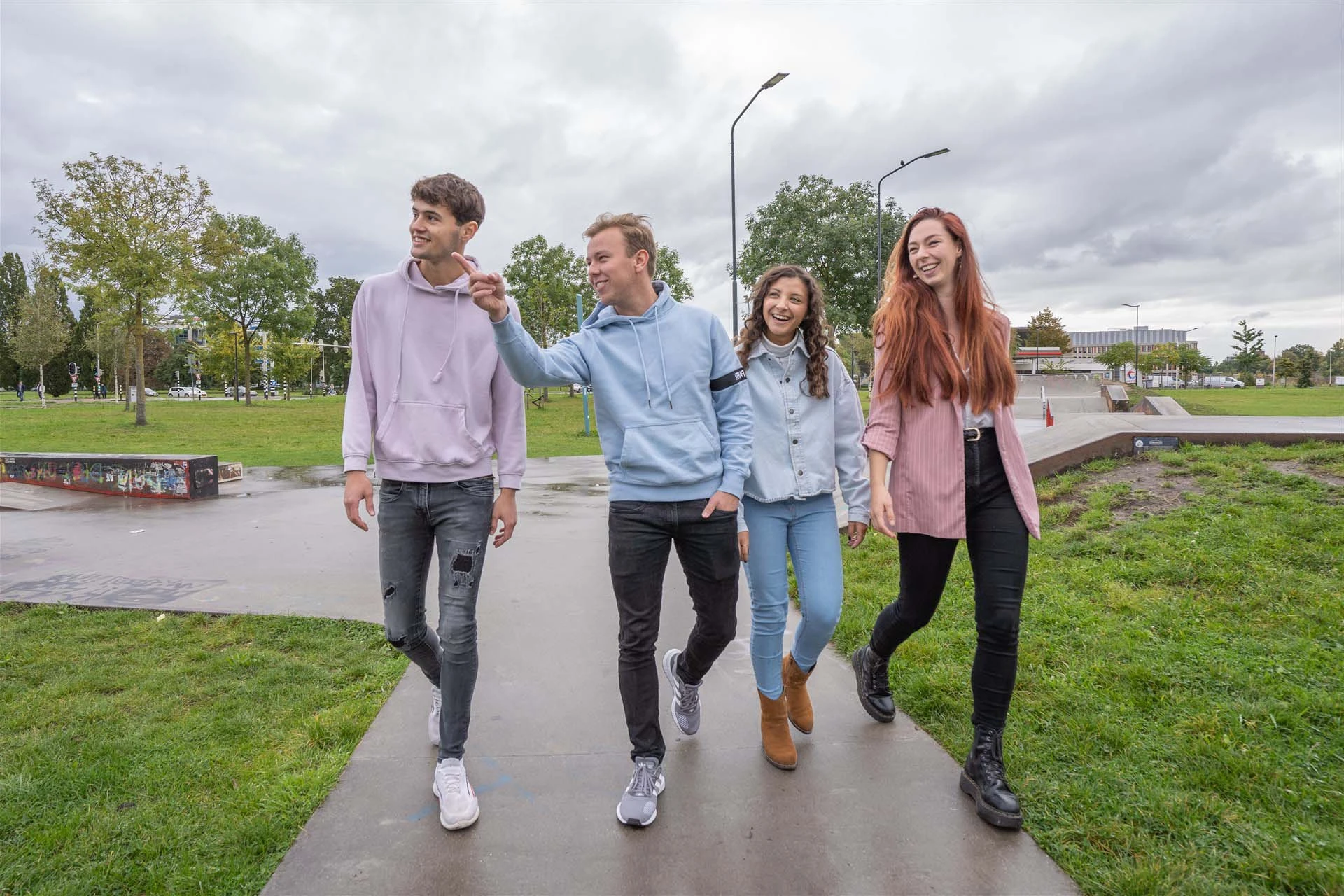 vier studenten lopen buiten bij een skatepark in Breda