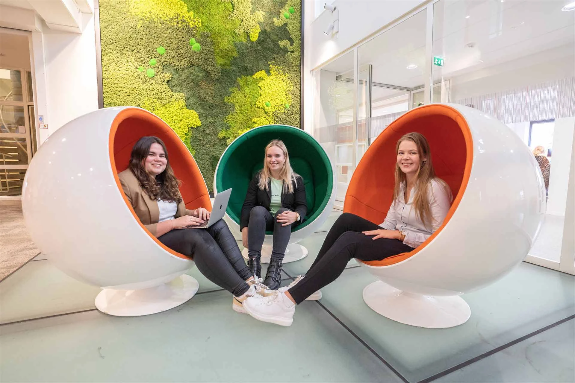 3 Avans studenten zitten bij elkaar