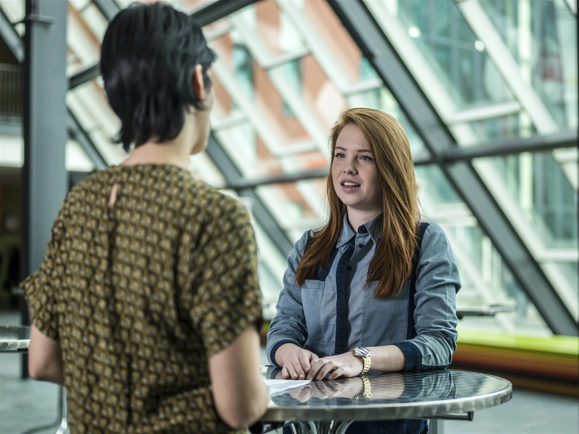 2 vrouwen zijn samen in gesprek in het gebouw van Avans Hogeschool