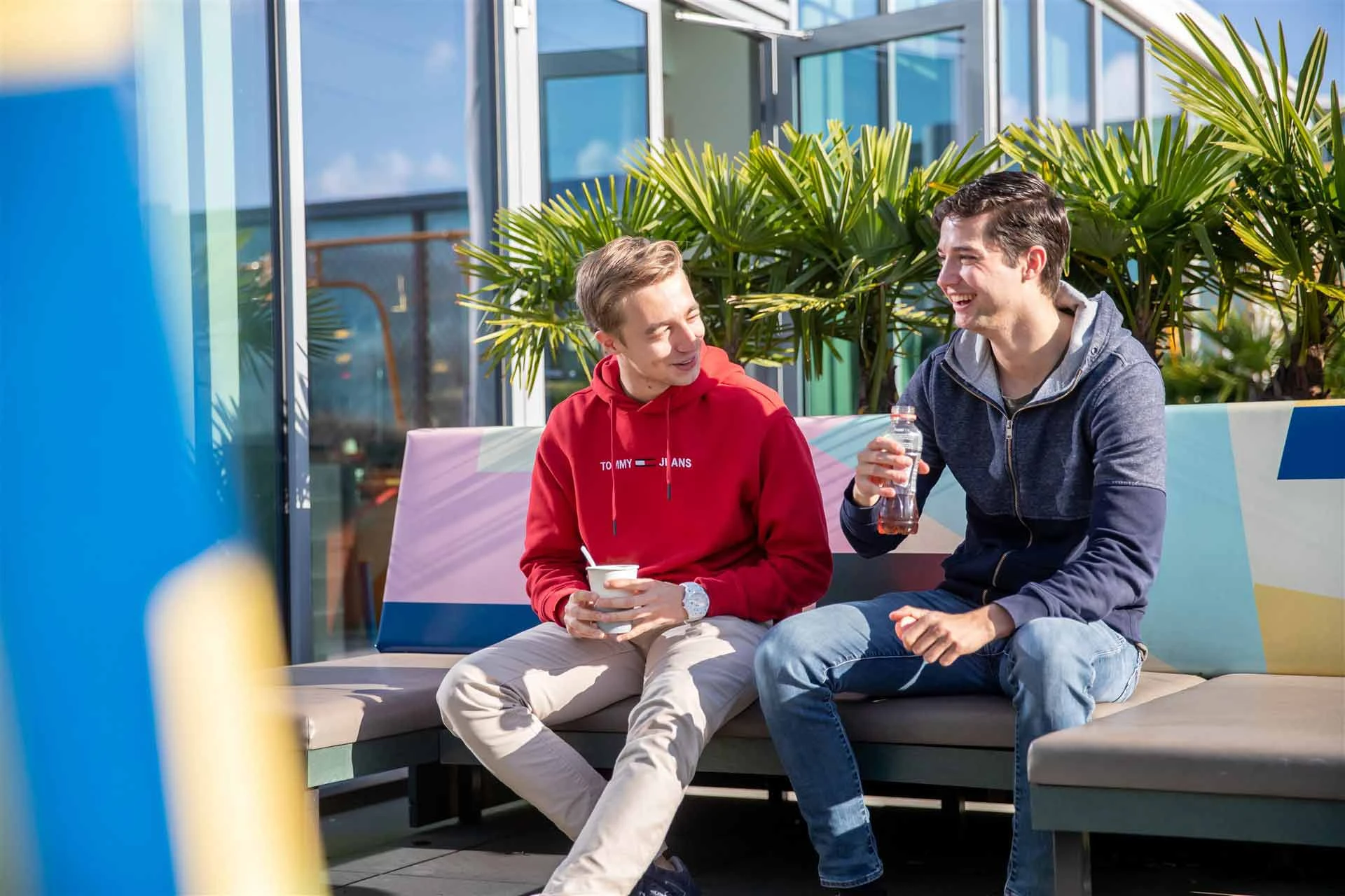 2 Avans studenten zitten samen buiten