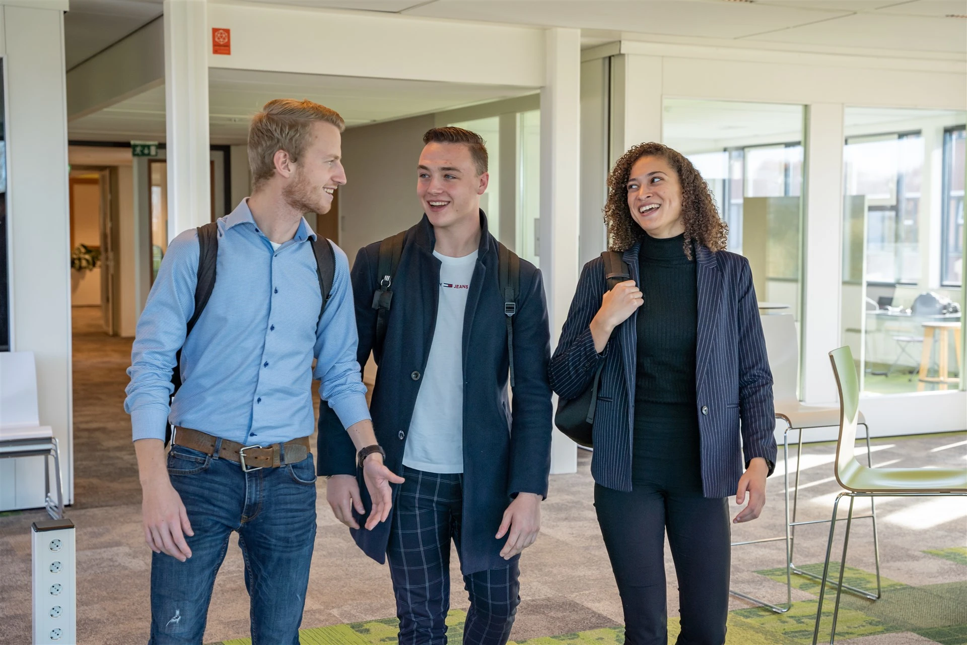 drie studenten lopen door het gebouw van Avans Hogeschool