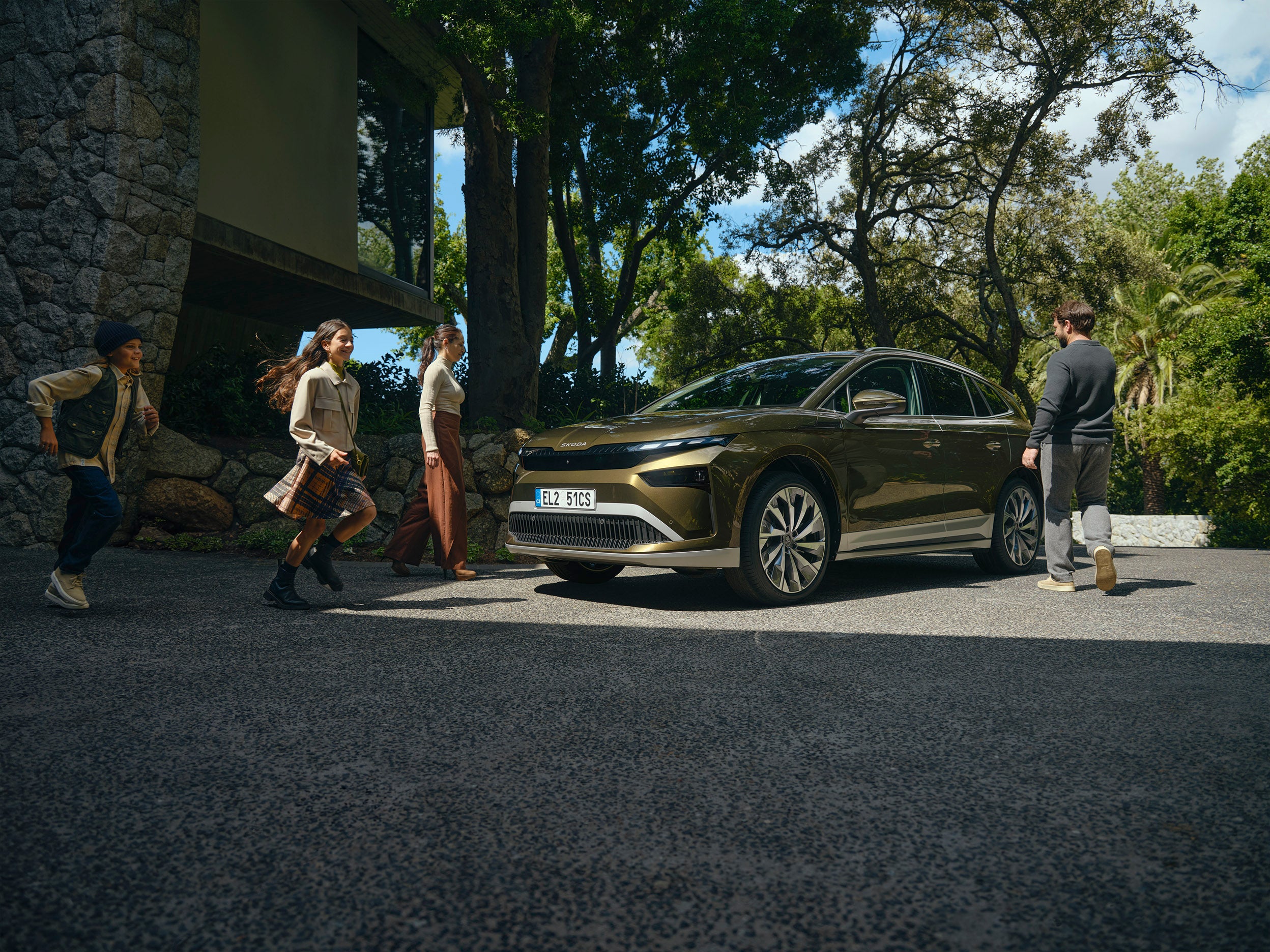 New Enyaq Basis 2025 Launch Lifestyle Family 6.jpg