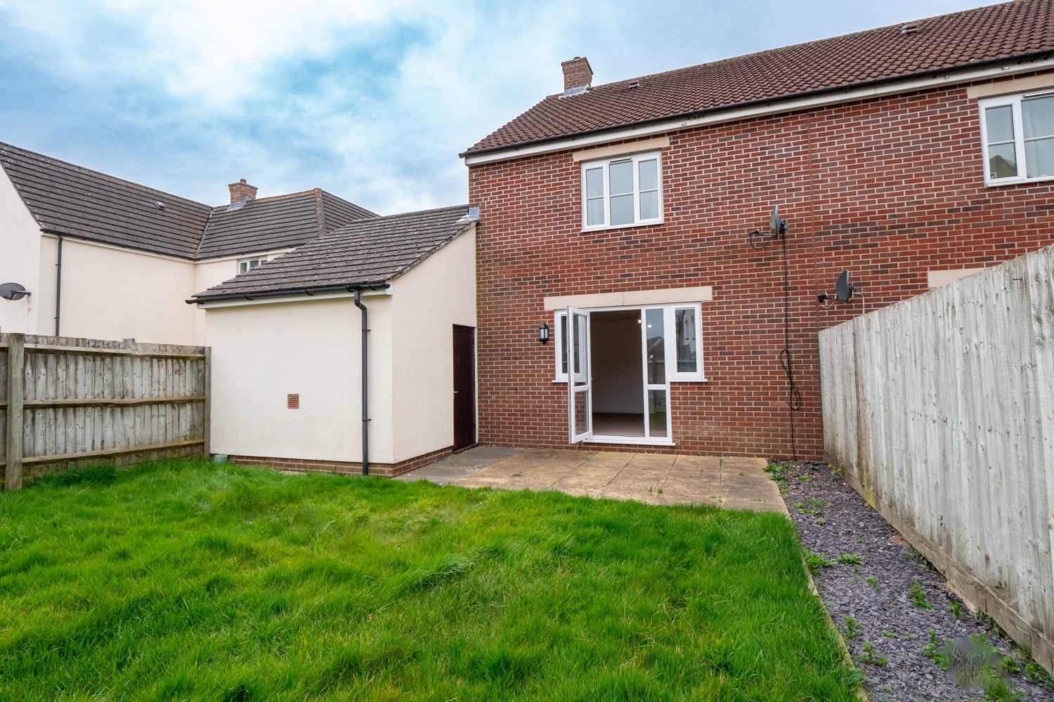 MOD - 3 bed house - Garden
