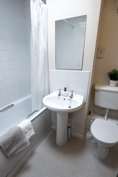 Cheltenham key worker accommodation_bathroom