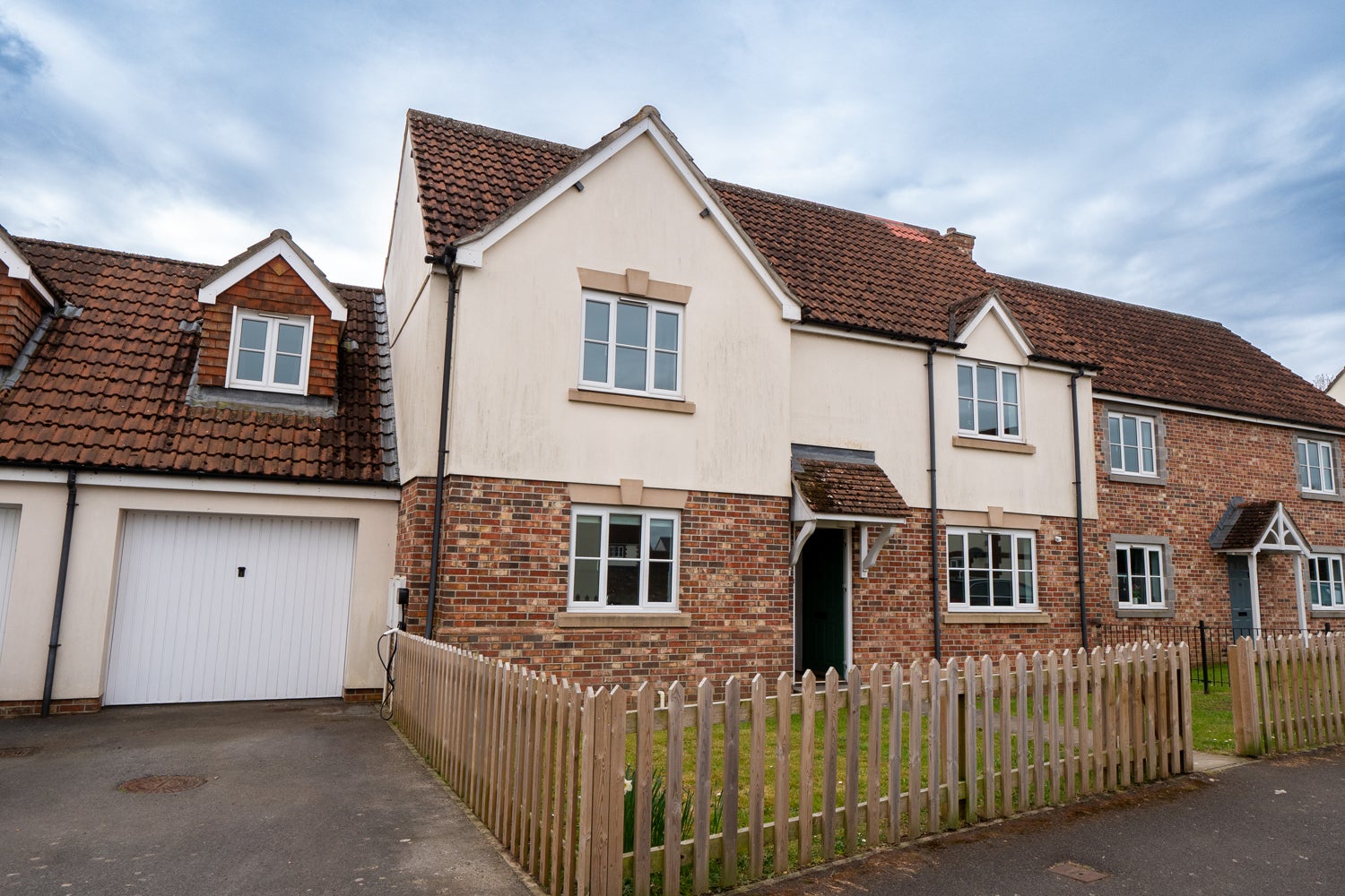 MOD - 4 bed house - Front garden