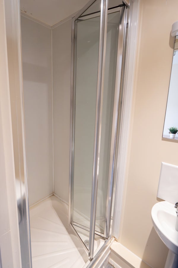 Reading key worker accommodation_ensuite_1