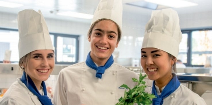 Schülerinnen und Schüler in der Küche