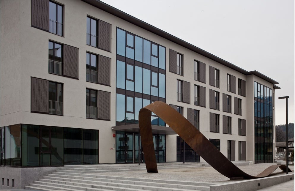 Schulgebäude mit Kunstwerk