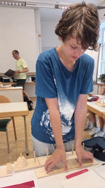 Handwerkliches Geschick bewies Schüler Jakob beim Workshop Puzzles und Spiele zum Tüfteln und Knobeln. (Foto: LPA/Pädagogische Abteilung der Deutschen Bildungsdirektion/Michele Cattani)