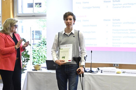 Der Gewinner des Regionalwettbewerbs der Chemie-Olympiade vom 29. März in Trient, Kategorie A Tommy Duregger und die Landeskoordinatorin Roswitha Maurer. (Foto: LPA/Deutsche Bildungsdirektion)