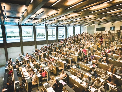 Der Brixner Mathematiktag für den Primarbereich ist eine jährliche Fortbildungsveranstaltung in Kooperation zwischen der Fakultät für Bildungswissenschaften der Freien Universität Bozen und der Pädagogischen Abteilung der Deutschen Bildungsdirektion. Das Bild entstand während der Eröffnung. (Foto: Freie Universität Bozen)