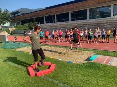 Über 360 Teilnehmerinnen und Teilnehmer aus 19 Nationen und 4 Kontinenten treffen sich diese Woche im Oberschulzentrum Mals, um sich bei Workshops aus 60 verschiedenen Themenbereichen weiterzubilden, im Bild beim Weitsprung. (Foto: LPA/Pädagogische Abteilung der Deutschen Bildungsdirektion/Sportoberschule Mals)