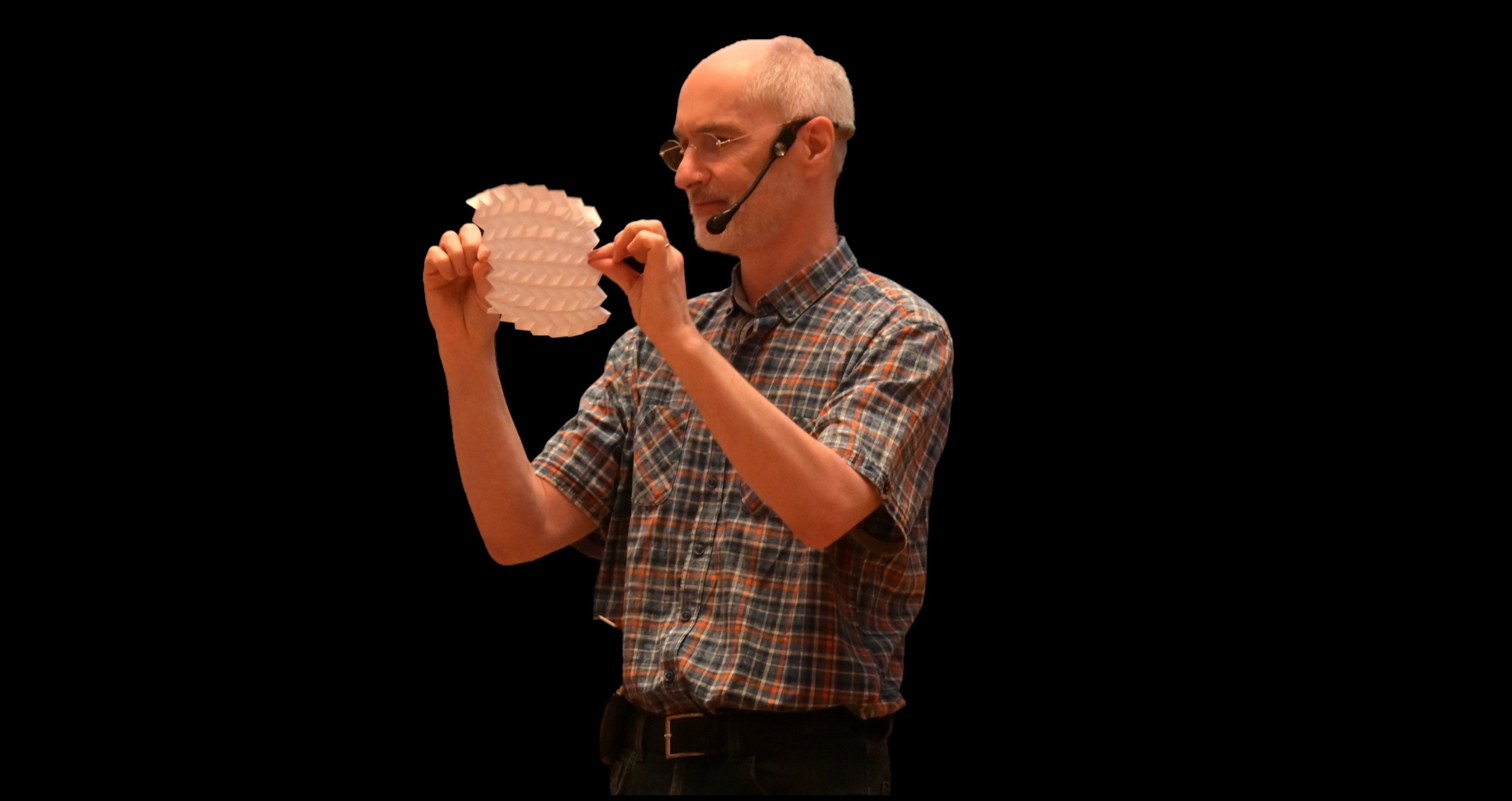 Referent Norbert Hungerbühler bei seinen Ausführungen über die mathematischen Hintergründe des Papierfaltens. (Foto: LPA/Deutsche Bildungsdirektion/Margit Pichler)