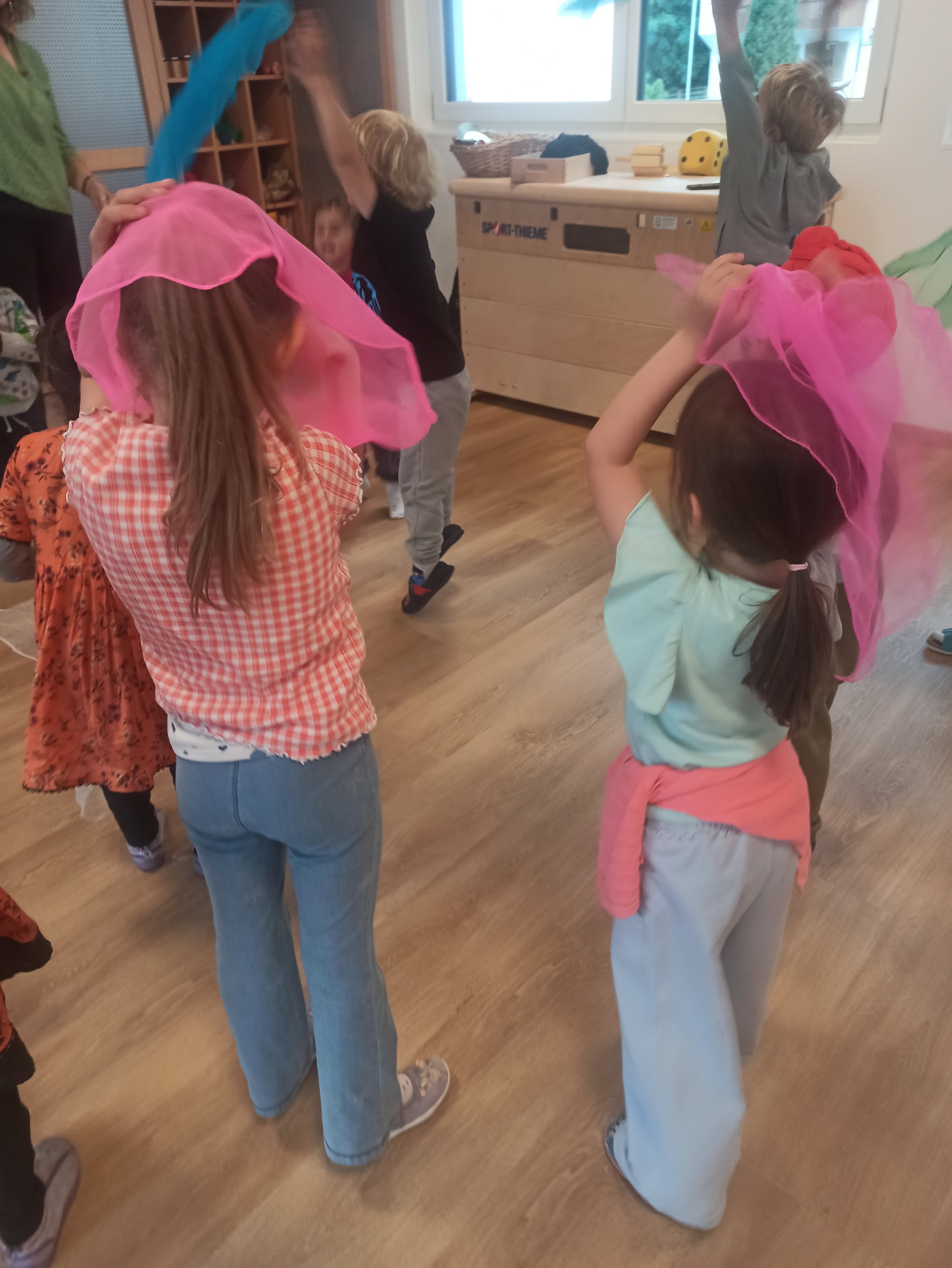 Musikschullehrerinnen und Musikschullehrer gestalten regelmäßige Bildungsangebote im Bereich Elementares Singen und Musizieren für die Kindergärten; im Bild: Kindergarten Pfatten. (Foto: LPA/Kindergarten Pfatten)