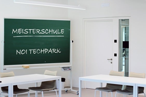 La formazione per i maestri professionali si svolge in aule moderne.