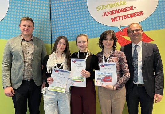 Sieger Klassische Rede Oberschule (von links): Philipp Tarfusser (Stellvertretender Vorsitzender Südtiroler Jugendring), 3. Platz Marlene Bormuth, 1. Platz Elena Plank, 1. Platz Olivia Kaufmann, Hannes Wieser (Vertriebsdirektor Volksbank) (Foto: LPA/Anita Demetz)