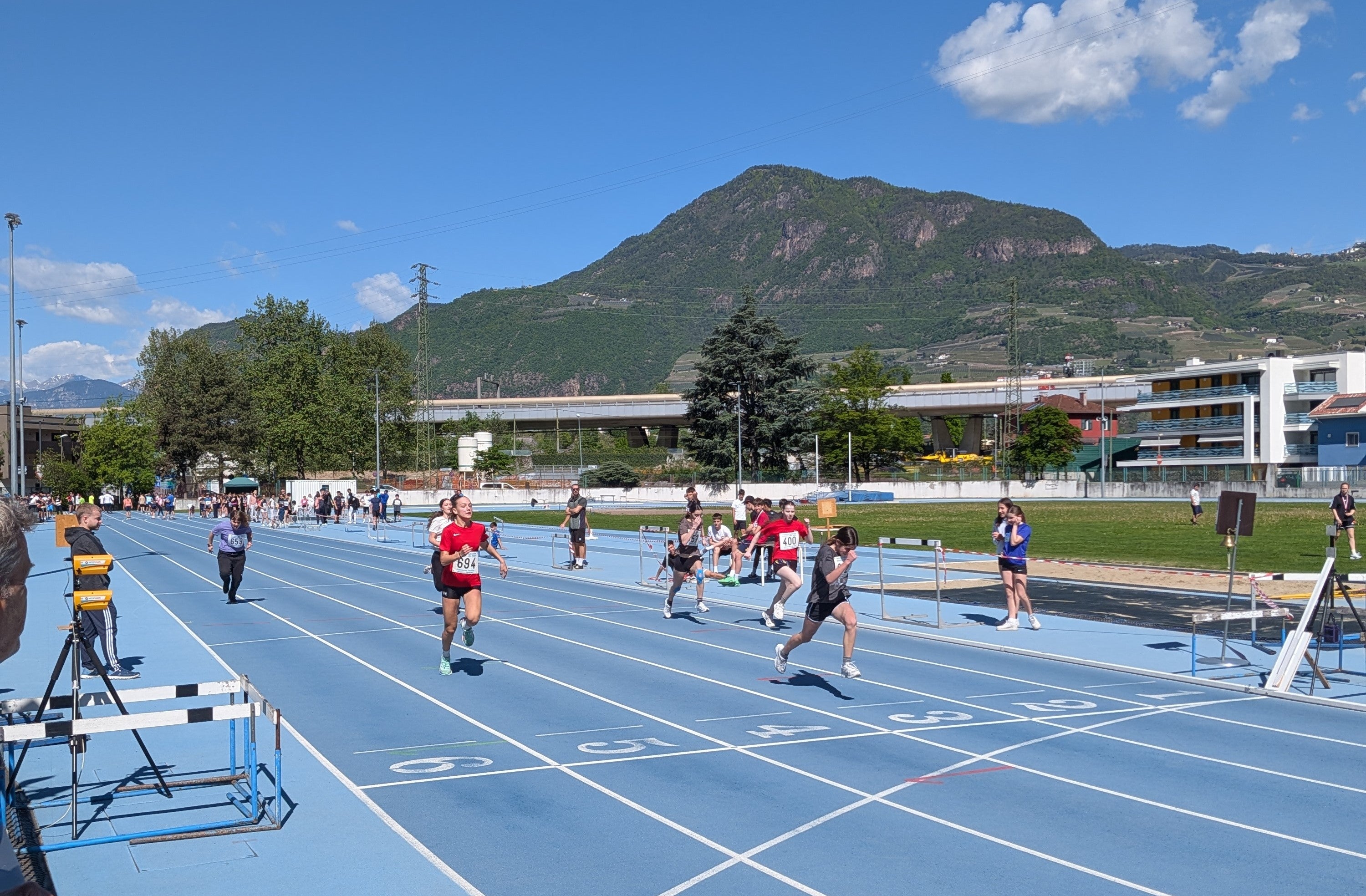 Im Schuljahr 2025/26 wurden im Schulbereich in Südtirol insgesamt 45 Sportveranstaltungen organisiert. Im Bild die Landesmeisterschaft der Leichtathletik im Schulsport auf dem CONI Sportplatz in Haslach. (Foto: LPA/Deutsche Bildungsdirektion/Jonas Mathá)