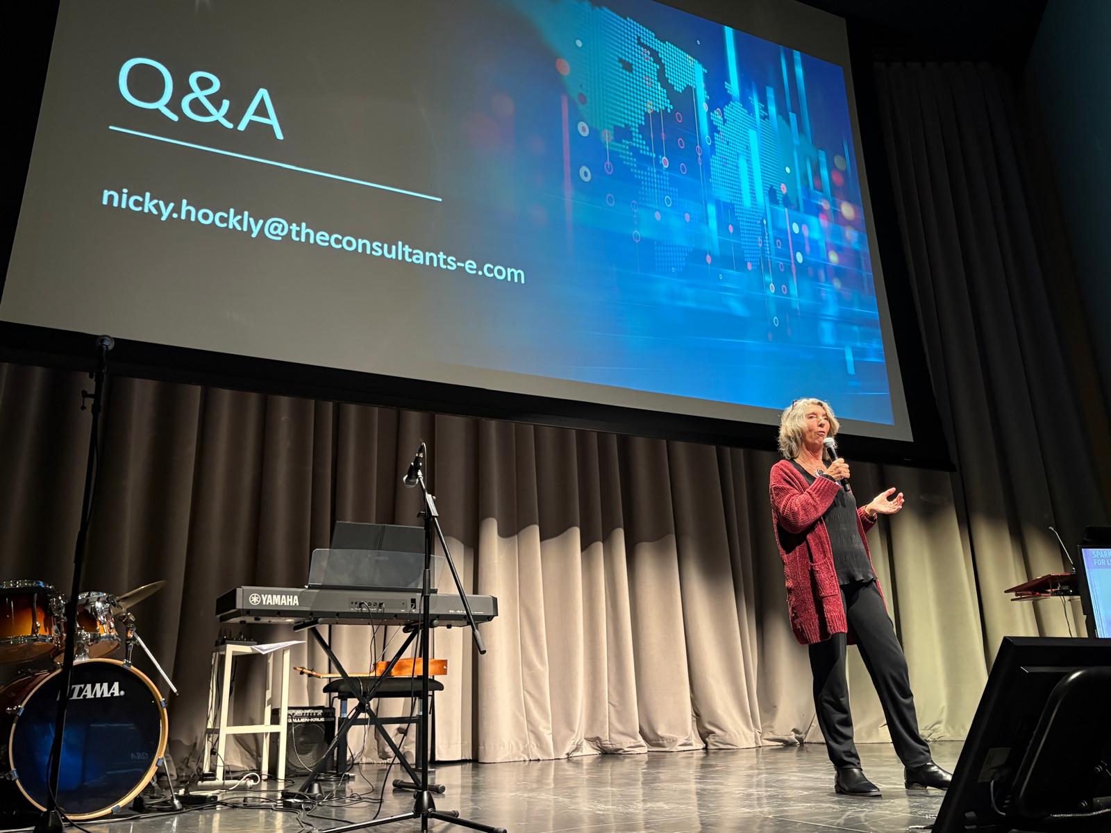 Nicky Hockly on Critical AI. Bild: Deutsche Bildungsdirektion/Elisabeth Pfattner Lizenz: ©