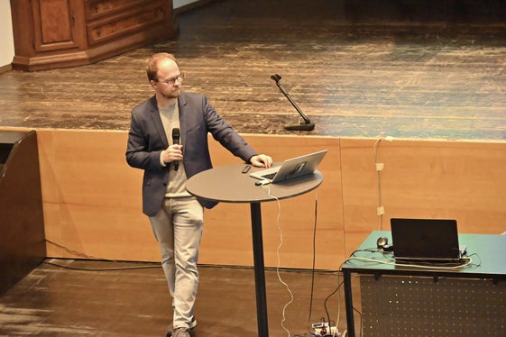 Jöran Muuß-Merholz, Diplom-Erziehungswissenschaftler und Co-Geschäftsführer der Agentur J&K – Jöran und Konsorten referierte über Bildung im Jahr 2035 – eine Reise in die Zukunft des Lernens. (Foto: Deutsche Bildungsdirektion/Margit Pichler)