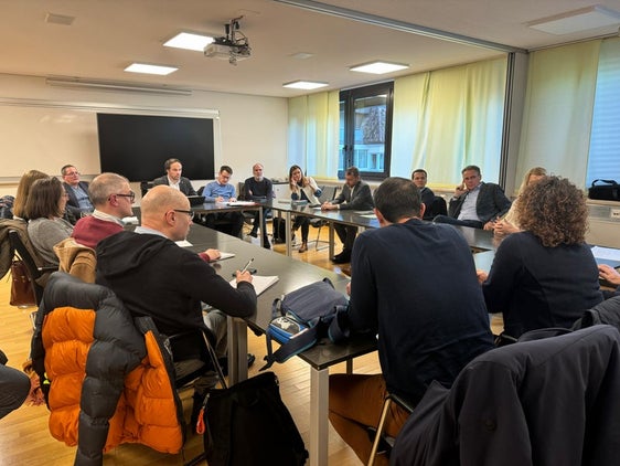 An einem technischen Tisch wurden die Schwerpunkte der anstehenden Verhandlungen für den neuen Vertrag der Lehrkäfte staatlicher Art (Lehrpersonen der Grund-, Mittel- und Oberschulen) festgelegt. Unmittelbar will man sich mit der Anpassung der Überstunden- und Außendienstsätze befassen. (Foto: LPA/René Ploner)