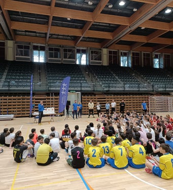 Die Preisverleihung bei einer Schulsportveranstaltung in der Stadthalle in Bozen. (Foto: LPA/Deutsche Bildungsdirektion/Jonas Mathá)