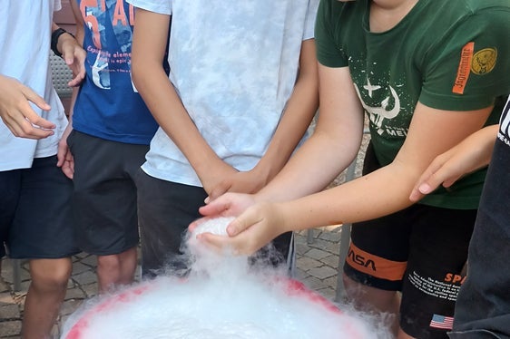 Sommerakademie der Mittelschule, 2024: Mit aufsehenerregenden Versuchen befassten sich Jonas, Emanuel, Niklas im Workshop „Let’s experiment“. (Foto: LPA/Pädagogische Abteilung der Deutschen Bildungsdirektion/Michele Cattani)
