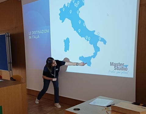 41 Schülerinnen und Schüler deutschsprachiger Oberschulen, die im kommenden Schuljahr die Herausforderung angenommen haben, ein Semester oder ein ganzes Jahr in Italien bei einer Gastfamilie oder im Heim zu verbringen und eine italienischsprachige Schule zu besuchen, haben sich vorab darüber informiert. (Foto: LPA/Deutsche Bildungsdirektion/Jürgen Bergmann)