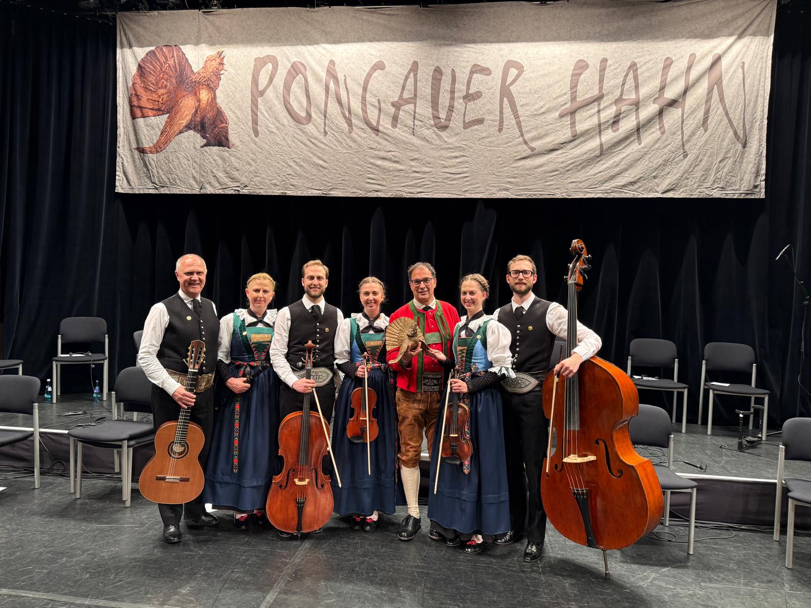 Preisverleihung: Robert Schwärzer (Dritter von rechts) hat der Familienmusik Huber (im Bild) beim Festabend am 9. Mai den überregionalen Volksmusikpreis Pongauer Hahn überreicht. (Foto: LPA/Referat Volksmusik in der Landesmusikschuldirektion/Günther Hopfgartner)