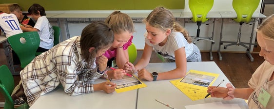 Geknobelt wurde im Mathematik- Workshop. (Foto: Deutsche Bildungsdirektion/Martina Dorner)