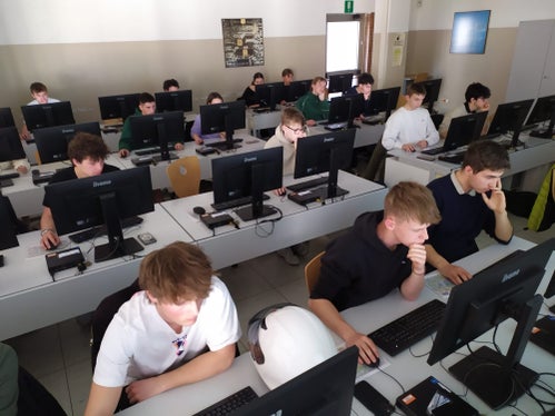 Teilnehmerinnen und Teilnehmer am Landesquiz in der WFO Kunter in Bozen (Foto/Debertol Paolo).