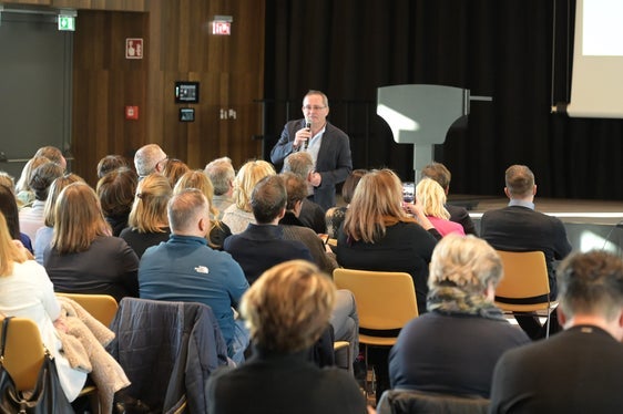 Bildungsdirektor Gustav Tschenett hat die Herbsttagung eröffnet. Foto: Margit Pichler