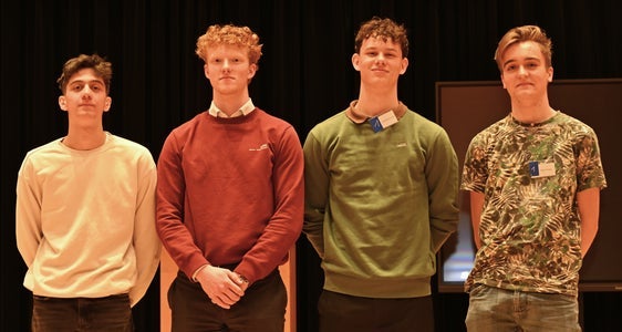 Das Siegerteam am „Day of Debating“: (v. l.) Massimiliano Belli, Marius Oberrauch, Gabriel Demetz und Noah Knapp. (Foto: Margit Pichler)