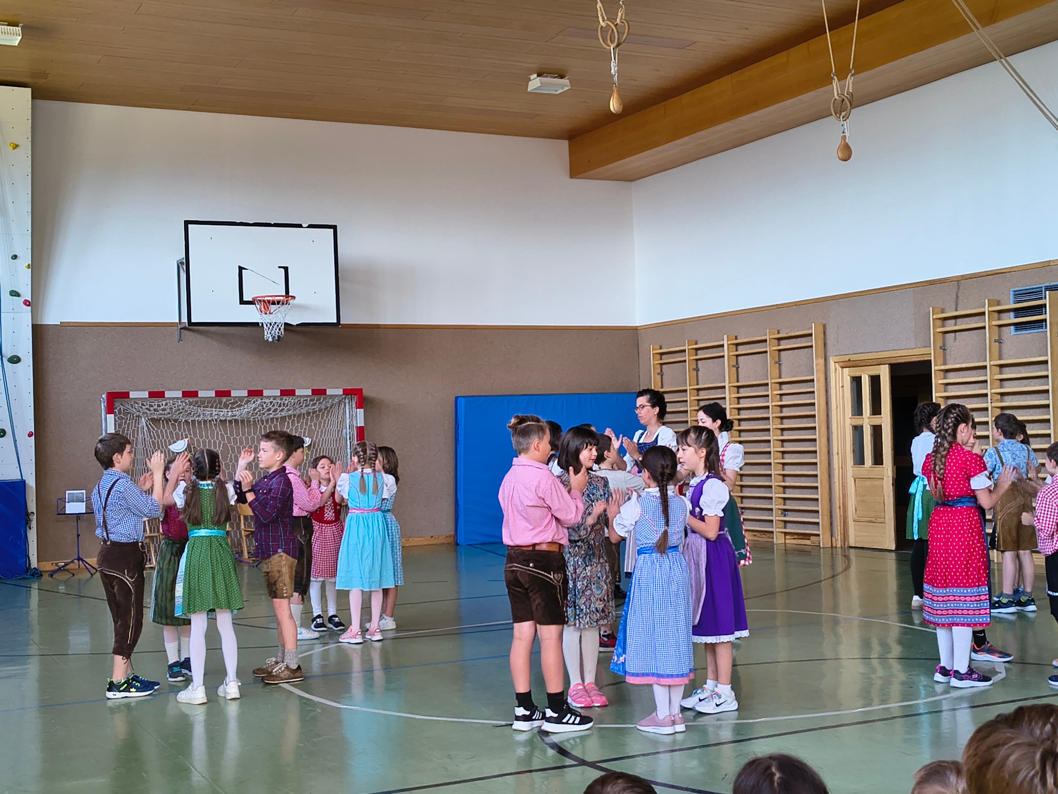 Die Schülerinnen und Schüler der GS St. Felix tanzen mit Referentin Martha Eisenstecken bei der Abschlussveranstaltung des Projektes Musigkischtl im April 2025.