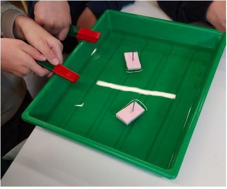 Forschertage 2025: Ein Wettrennen mit Magnetbooten.