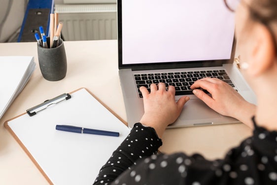 Das Landesamt für das Lehrpersonal an der Deutschen Bildungsdirektion hat am 7. Mai die neuen vorläufigen Landesranglisten, mit Auslaufcharakter sowie die vorläufigen Schulranglisten (Verzeichnis A) für die Lehrerinnen und Lehrer der Grundschulen, Mittelschulen und Oberschulen mit deutscher Unterrichtssprache für das kommende Schuljahr 2026/2027 veröffentlicht. (Foto: LPA/freepik)